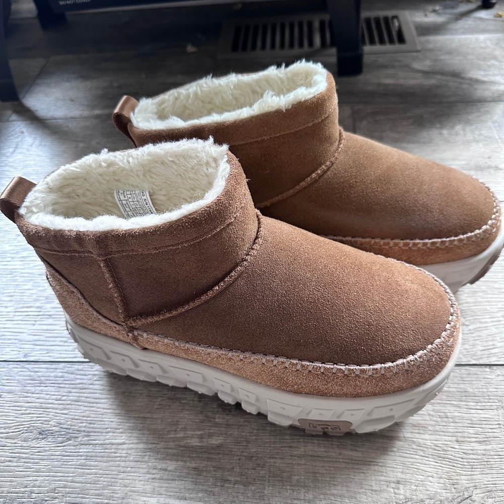 NWOT! UGG Venture Daze Ultra Mini Boots